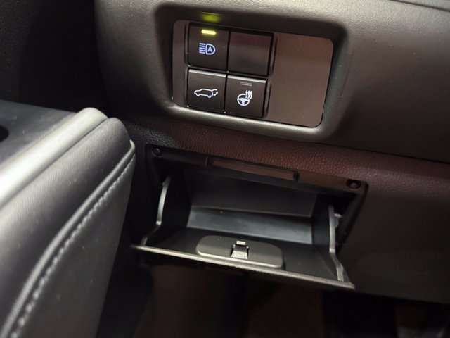 Used 2022 Toyota Highlander XLE AWD/4WD image 16