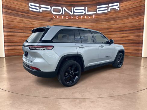Used 2023 Jeep Grand Cherokee Altitude AWD/4WD image 7