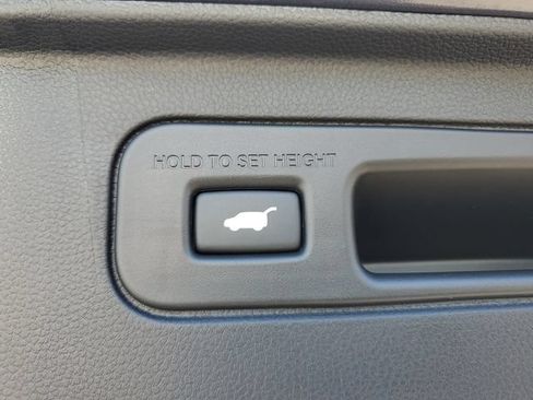 Certified 2025 Honda Pilot Black Edition image 9