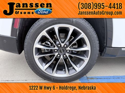 Used 2025 Jeep Wagoneer Series III w/ Premium Group I AWD/4WD image 35