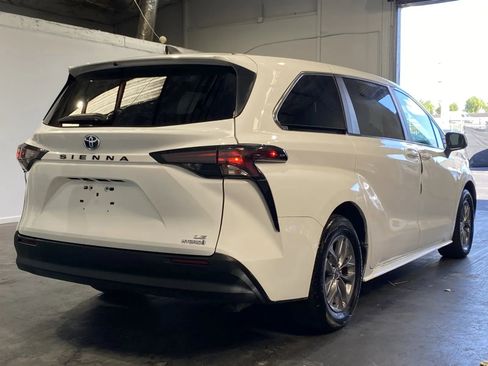 Used 2023 Toyota Sienna LE FWD image 4