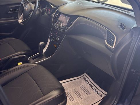 Used 2022 Chevrolet Trax LT w/ LT Convenience Package image 16