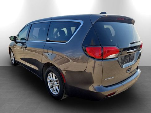 Used 2023 Chrysler Voyager LX image 9