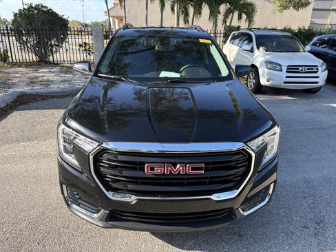 Used 2022 GMC Terrain SLE w/ Driver Convenience Package FWD image 2