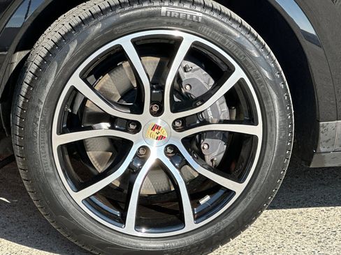 Used 2023 Porsche Cayenne AWD/4WD image 37