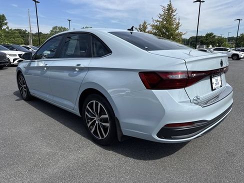 Used 2025 Volkswagen Jetta SE FWD image 5