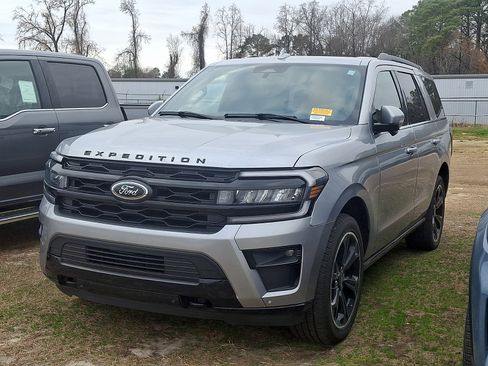 Used 2023 Ford Expedition Limited image 3