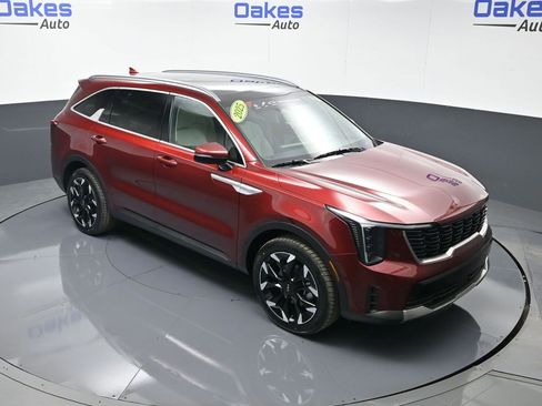 Certified 2025 Kia Sorento EX w/ Panoramic Sunroof Package image 50