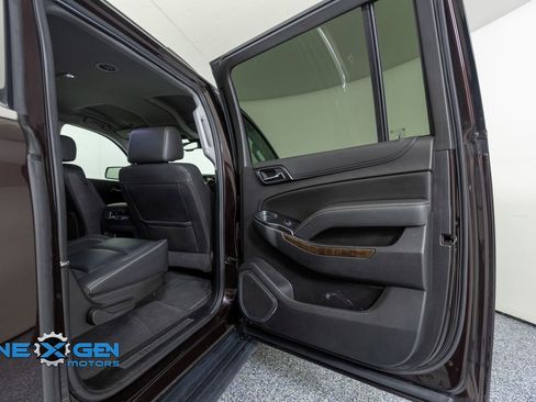 Used 2020 Chevrolet Suburban LT w/ Luxury Package AWD/4WD image 35