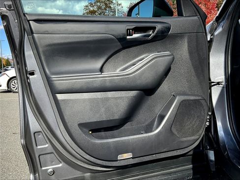 Used 2022 Toyota Highlander XLE image 9