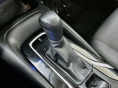 Used 2020 Toyota Corolla LE FWD image 19