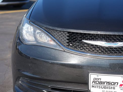 Used 2020 Chrysler Voyager L FWD image 9