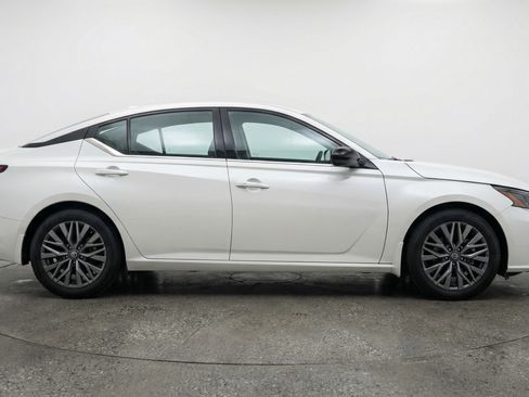 Used 2025 Nissan Altima 2.5 SV FWD image 11