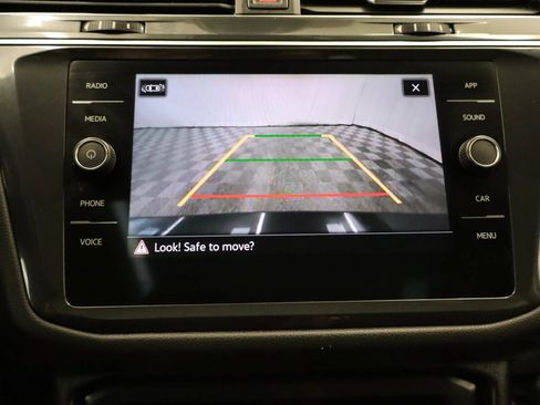 Used 2023 Volkswagen Tiguan SE w/ Panoramic Sunroof Package FWD image 11