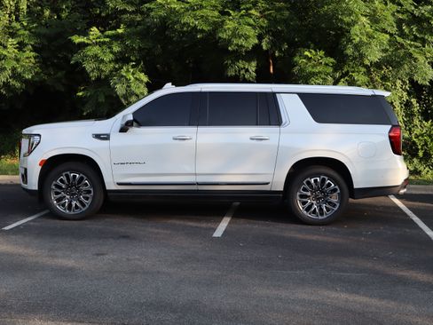 Used 2023 GMC Yukon XL Denali Ultimate AWD/4WD image 6