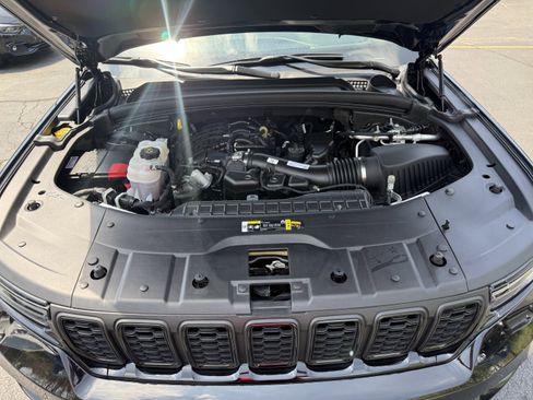 Used 2023 Jeep Grand Cherokee Limited w/ Black Appearance Package AWD/4WD image 8