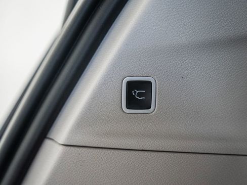 Used 2024 Chrysler Pacifica Touring-L FWD image 11