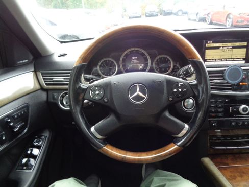 Used 2011 Mercedes-Benz E 350 4MATIC Sedan image 19