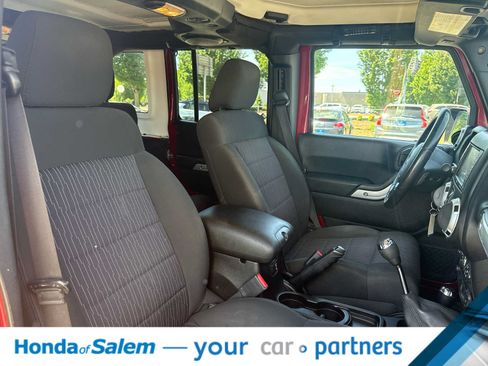 Used 2012 Jeep Wrangler Unlimited Rubicon w/ Connectivity Group AWD/4WD image 13
