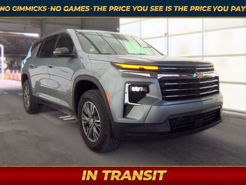 Used 2024 Chevrolet Traverse LT FWD image 1
