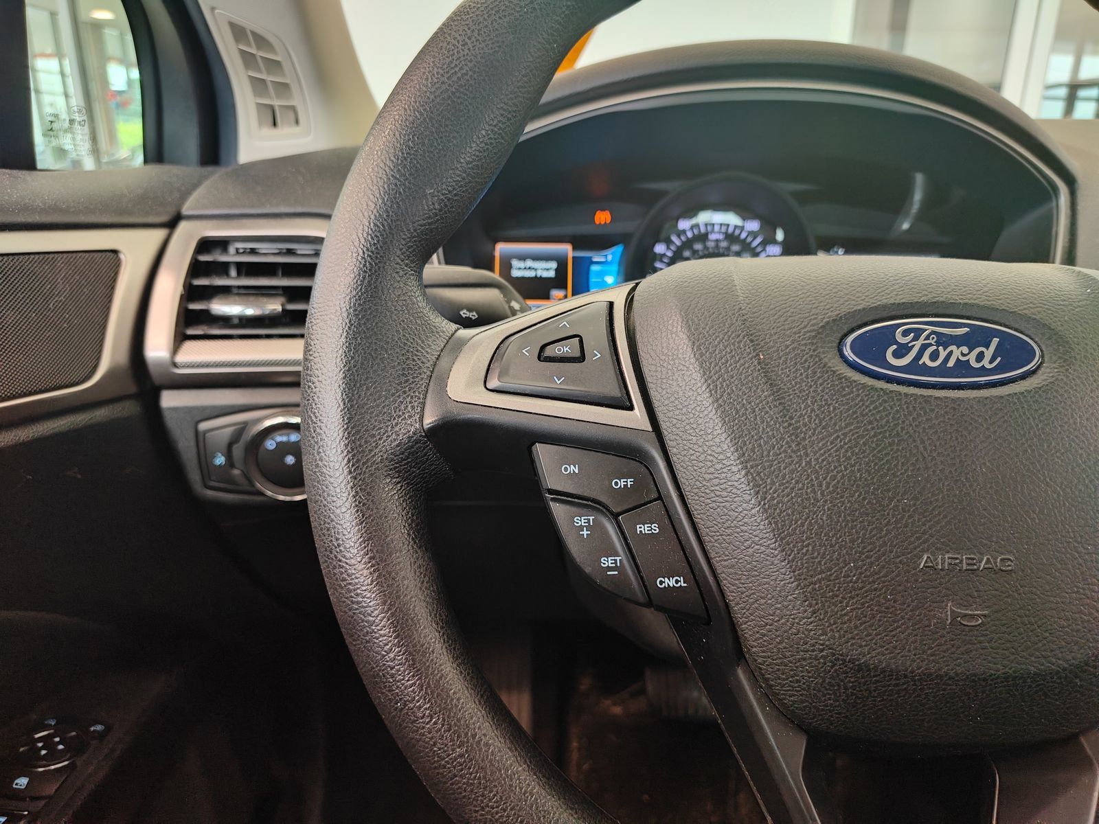 Used 2018 Ford Fusion SE w/ Fusion SE Technology Package FWD image 9