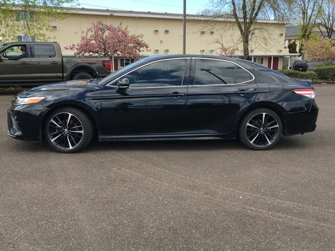 Used 2020 Toyota Camry XSE FWD image 3