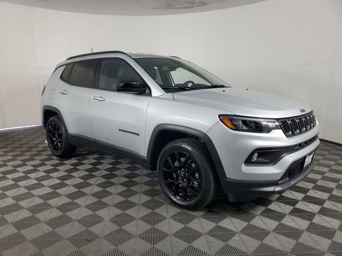 Used 2025 Jeep Compass Latitude w/ Altitude Special Edition image 2