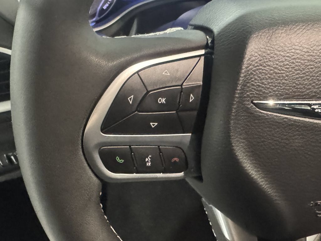 Used 2025 Chrysler Pacifica Select FWD image 6