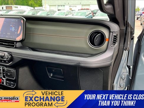 Used 2025 Jeep Gladiator Mojave AWD/4WD image 13