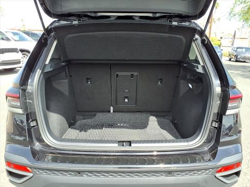 Certified 2025 Volkswagen Taos SE image 17