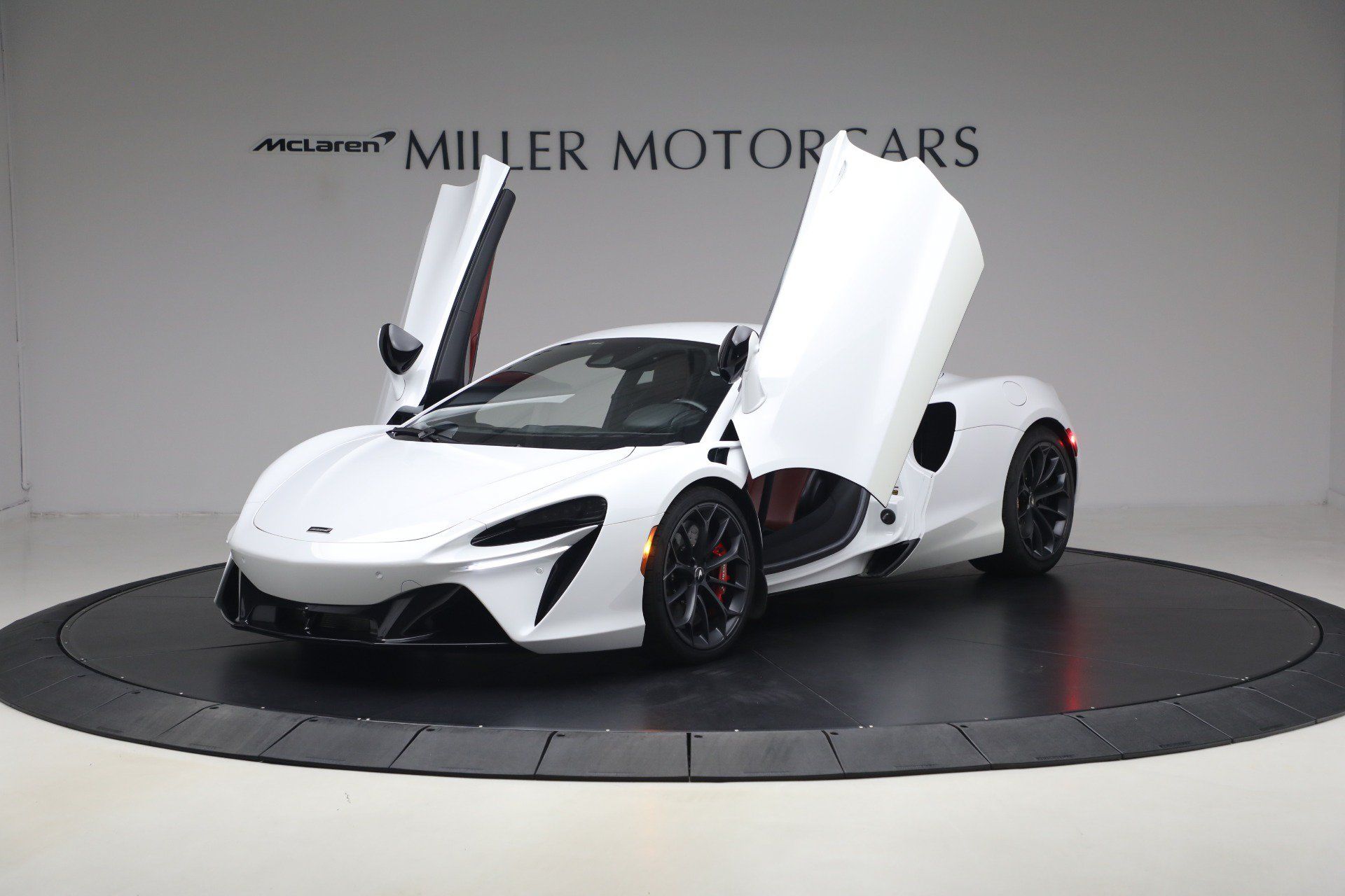 Used 2023 McLaren Artura RWD image 14