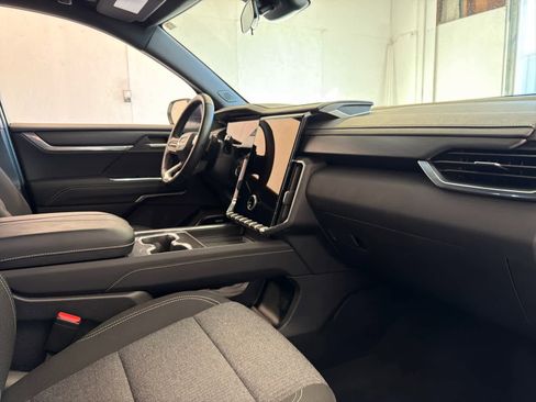 Used 2025 GMC Acadia Elevation image 30