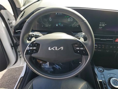 Used 2024 Kia Niro SX Touring image 16