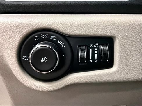 Used 2023 Chrysler Pacifica Touring-L FWD image 31