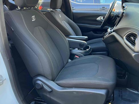 Used 2021 Chrysler Pacifica Touring w/ S Appearance Package image 36