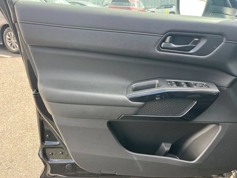 Used 2026 Nissan Pathfinder SV FWD image 18