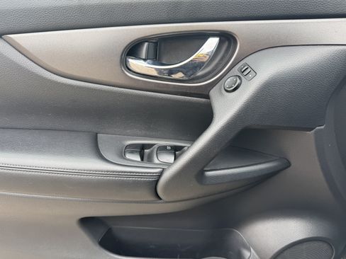 Used 2016 Nissan Rogue SV w/ SV Premium Package image 9