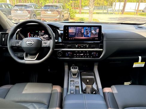 New 2026 Nissan Pathfinder Platinum image 2