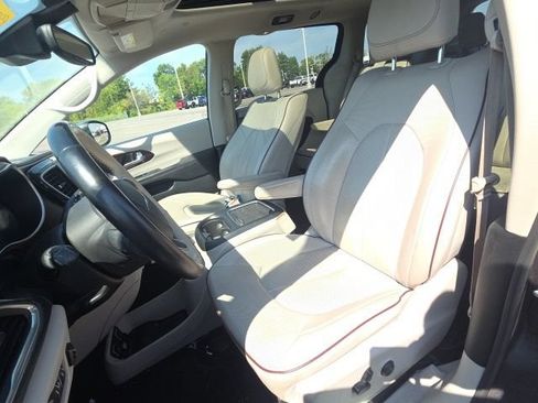 Used 2018 Chrysler Pacifica Limited w/ Advanced Safetytec Group FWD image 29
