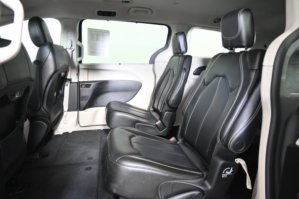 Used 2023 Chrysler Pacifica Touring-L FWD image 14