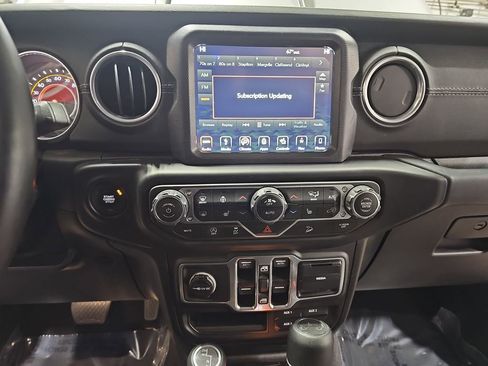 Used 2018 Jeep Wrangler Unlimited Sahara image 19