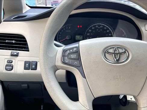 Used 2012 Toyota Sienna LE w/ Towing Pkg FWD image 24