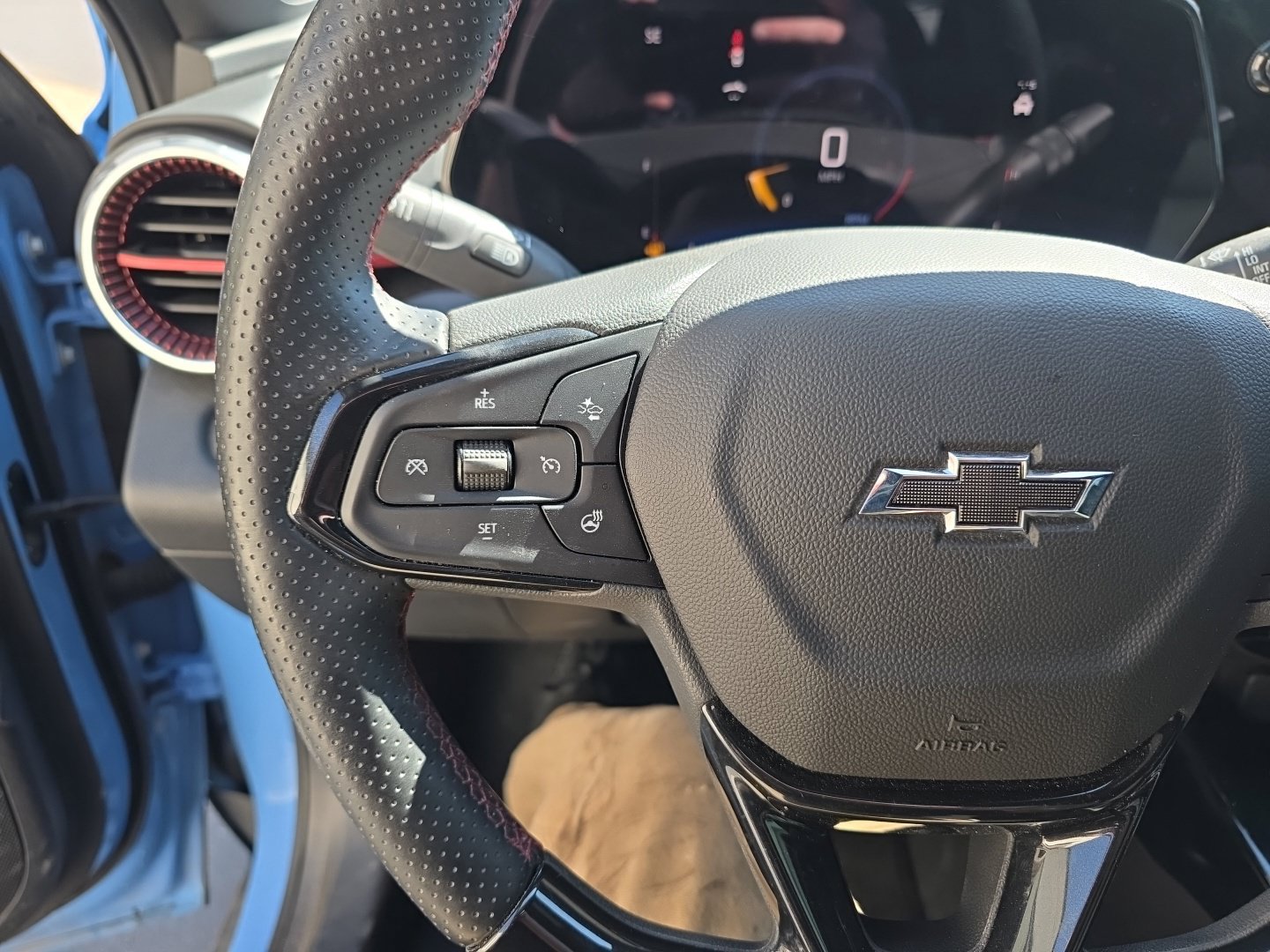 Used 2024 Chevrolet Trax RS w/ Sunroof Package FWD image 11