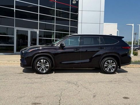 Used 2022 Toyota Highlander XLE AWD/4WD image 6