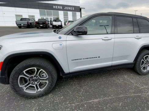 Used 2022 Jeep Grand Cherokee Trailhawk w/ Advanced Protech Group II AWD/4WD image 4