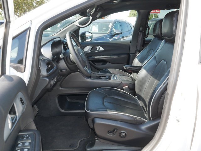 Used 2026 Chrysler Pacifica Limited FWD image 13