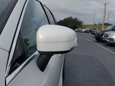 Used 2019 Volvo XC60 T5 Momentum w/ Multimedia Package image 4