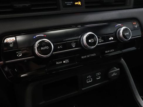 Used 2025 Honda Pilot TrailSport image 32