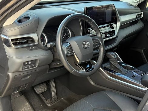 Used 2021 Toyota Highlander Platinum FWD image 8