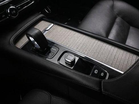 Used 2023 Volvo S90 B6 Plus image 32